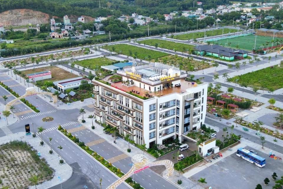 Diamond Hotel Van Don Cam Pha Bagian luar foto